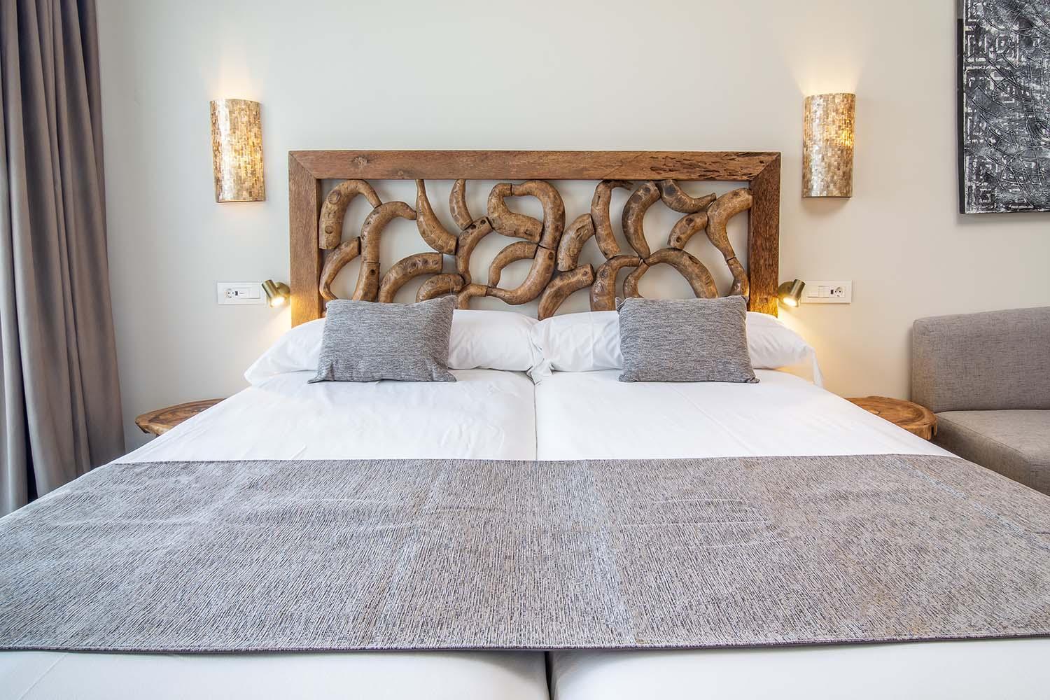 Zahara Beach & Spa By Qhotels - Adults Recommended Zahara de los Atunes Værelse billede A bed with a wooden headboard
