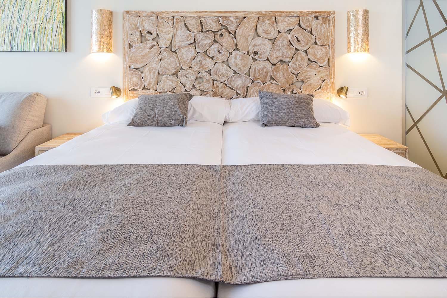 Zahara Beach & Spa By Qhotels - Adults Recommended Zahara de los Atunes Værelse billede A bed with a bed valance