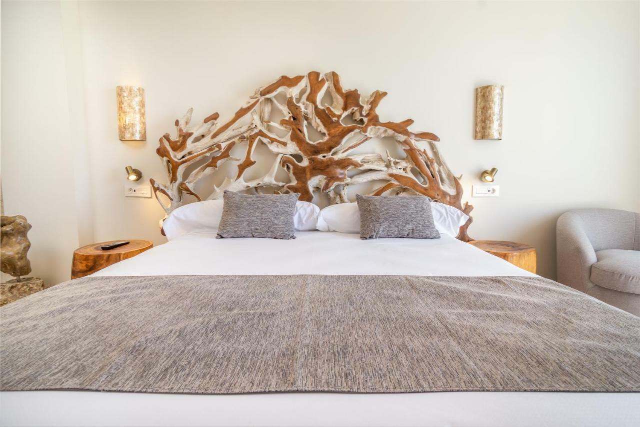 Zahara Beach & Spa By Qhotels - Adults Recommended Zahara de los Atunes Eksteriør billede A bed with a wooden headboard